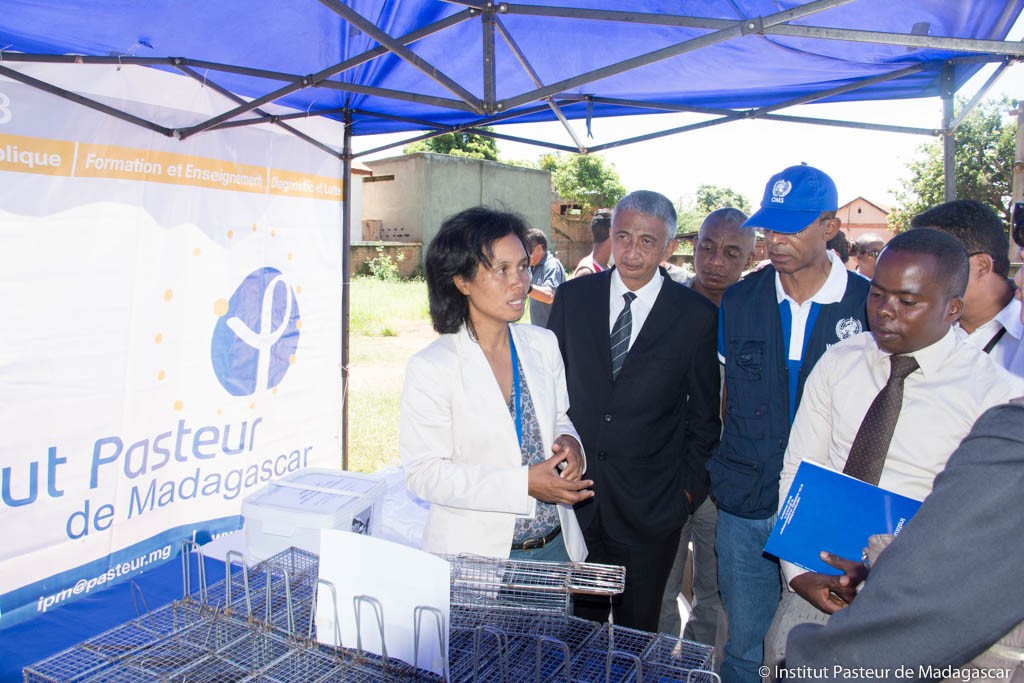 Dr Mino RAJERISON, Chef de l’unité Peste de l’IPM présentant les matériels destinés à la campagne aux autorités locales et aux partenaires du projet à Tsiroanomandidy