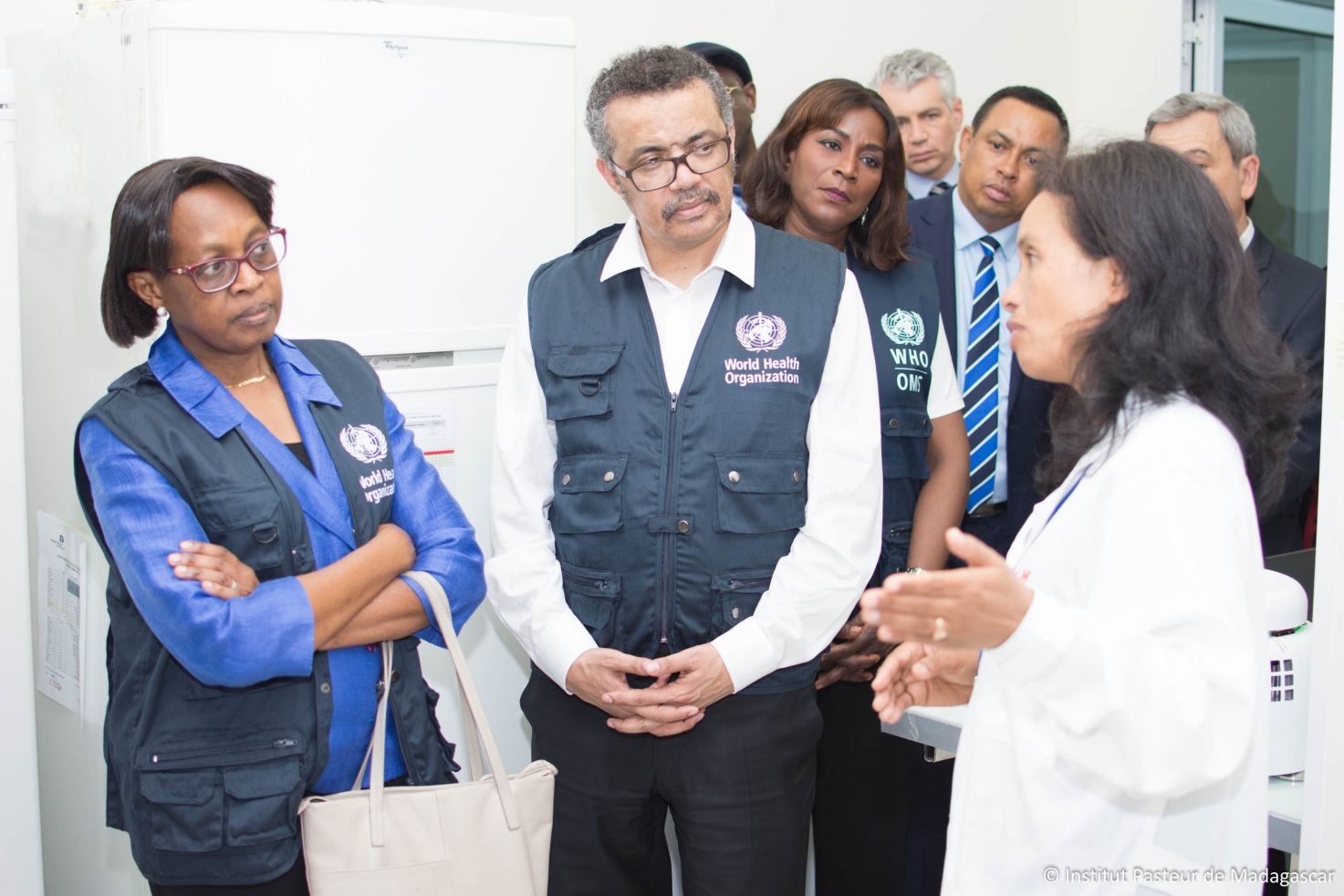 Le Dr. Minoarisoa RAJERISON, chef de l’Unité Peste (à droite), explique les différentes étapes du diagnostic de la peste au Dr Tedros ADHANOM GHEBREYESES (au centre), et Dr MATSHIDISO Rebecca MOETI (à gauche)