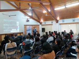 Le professeur Sansonetti présentant sa conférence à l'Institut Pasteur de Madagascar
