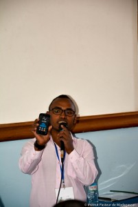 Jean Narivelo Andritsilavo, de l’Unité épidémiologie, présente le nouvel appareil que les agents communautaires utiliseront pour l’envoi des rapports journaliers