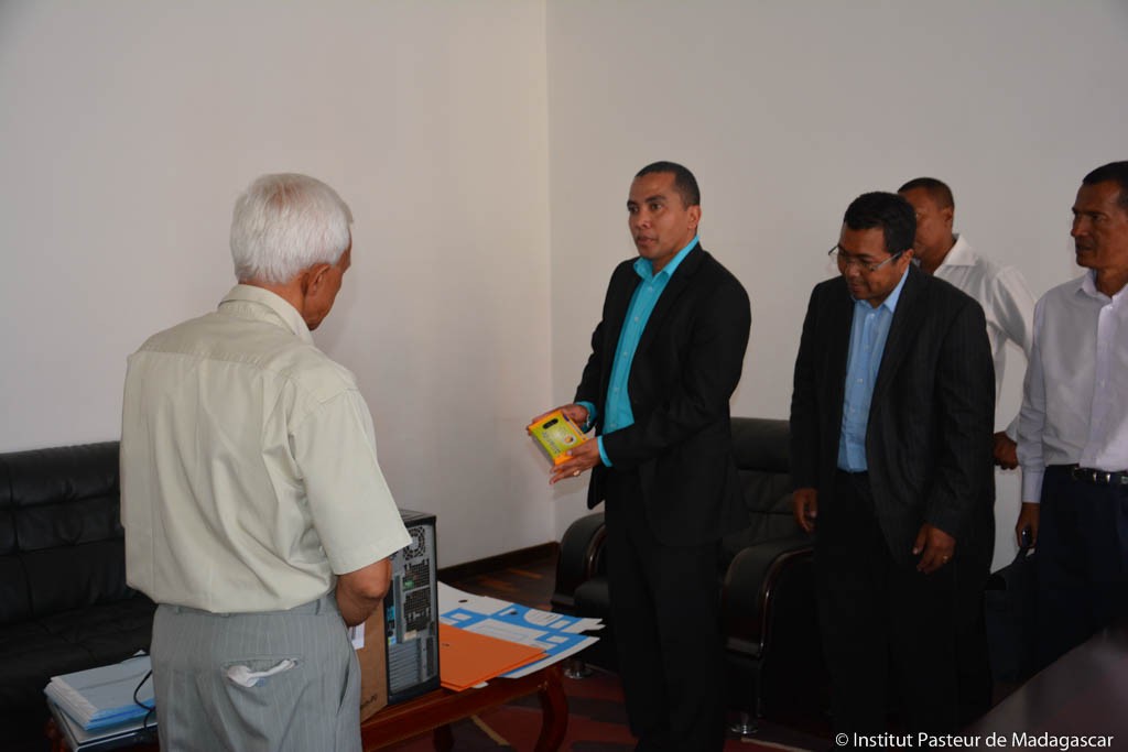 Lutte contre les infections respiratoires aigües : Remise de matériels au Service Médico-Sanitaire de la Commune Urbaine d’Antananarivo ( CUA )