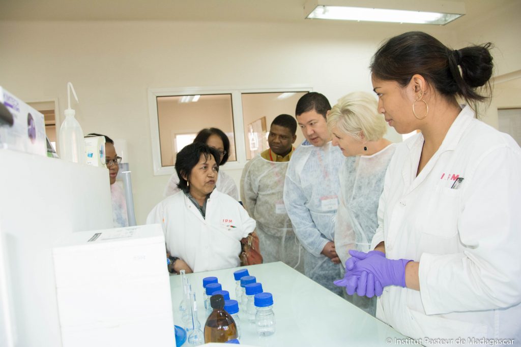 La délégation du SA MRC en visite au Laboratoire d'Hygiène des Aliments et de l'Environnement (LHAE) de l'IPM