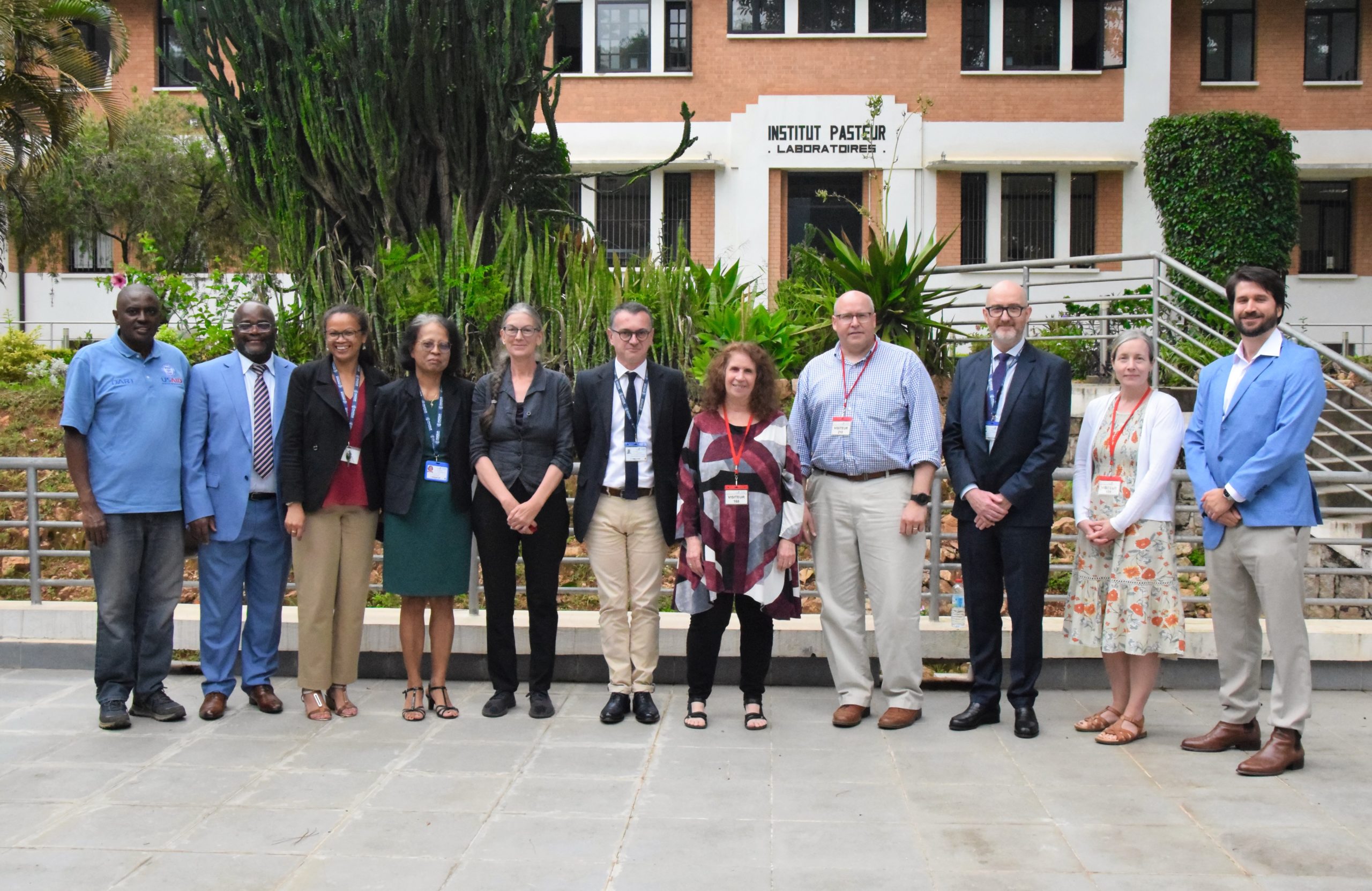 Visite à l’Institut Pasteur de Madagascar de deux aides parlementaires au Congrès américain